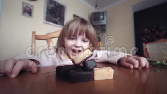 小女孩拥抱巧克力糖果视频的预览图