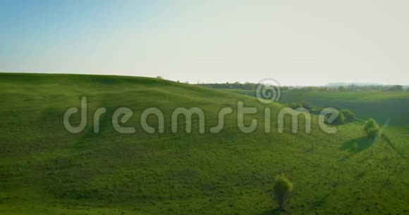 4空中镜头在美丽的青山上飞行太阳耀斑视频的预览图