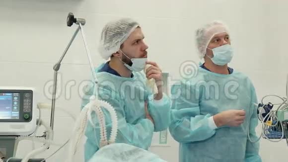外科医生在监视器上讨论一些事情视频的预览图