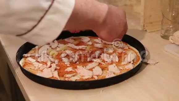 厨师做比萨饼厨师用菠萝做披萨意大利披萨做披萨的厨师的手视频的预览图