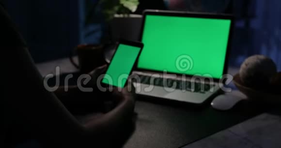 手动使用智能手机和带有绿色屏幕的笔记本电脑多利在视频的预览图
