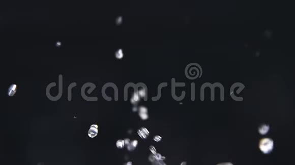 宏慢镜头显示小水滴飞扬视频的预览图