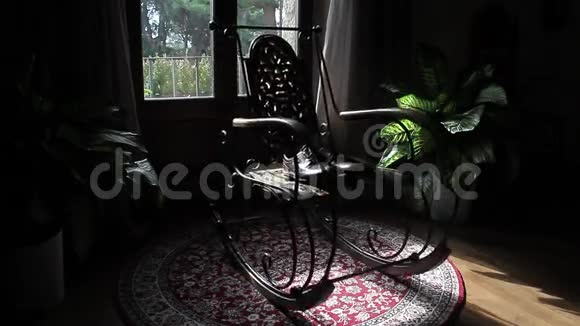 空房间里的摇椅视频的预览图