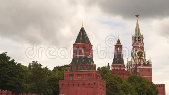 莫斯科克里姆林宫的双塔与多云的天空视频的预览图