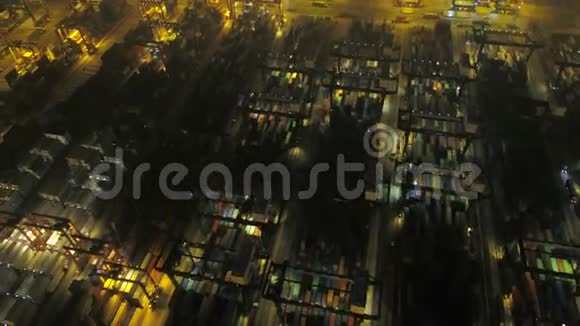 香港航空公司v6夜间在大型船厂码头低空飞行视频的预览图
