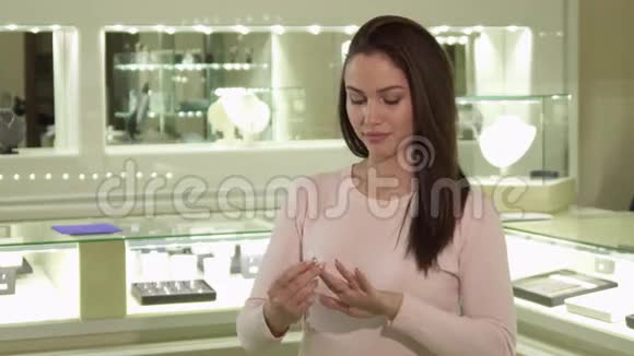 女人在珠宝店试戴戒指视频的预览图