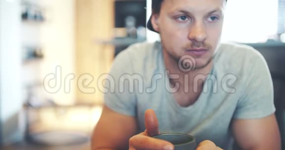 年轻的帅哥在喝咖啡视频的预览图