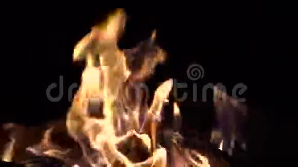 黑色夜间烧烤火焰慢动作视频视频的预览图