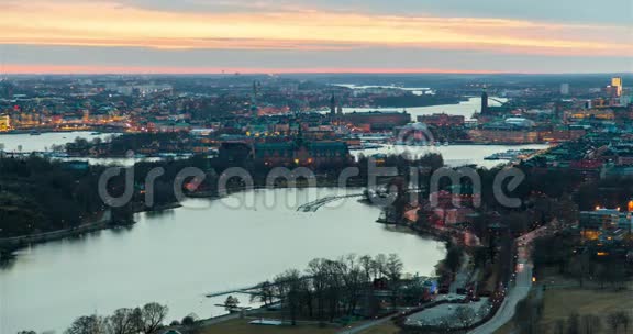 瑞典斯德哥尔摩日落后风景秀丽的老城区建筑视频的预览图