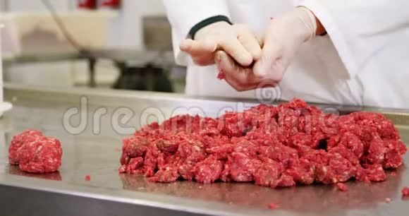 肉末肉末肉丸的中间部分视频的预览图