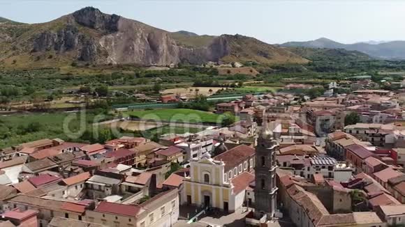 有着意大利小镇美丽景色的空中楼阁视频的预览图