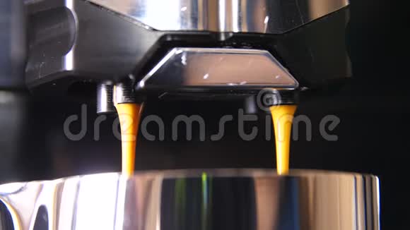 新鲜的浓郁风味的浓缩咖啡从机器中流出视频的预览图