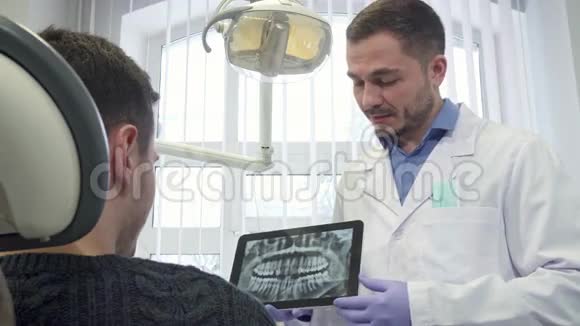 牙科专家移动触摸屏上的图像视频的预览图