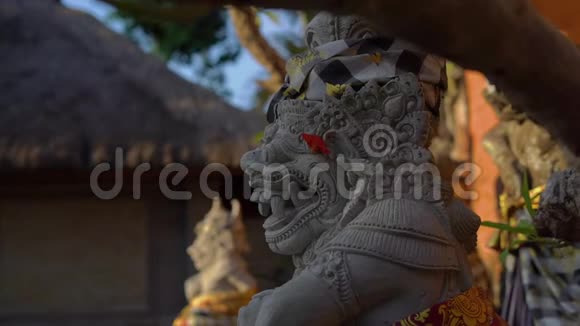 巴厘岛乌布德村普里萨伦皇家宫殿内的石像慢镜头旅费视频的预览图