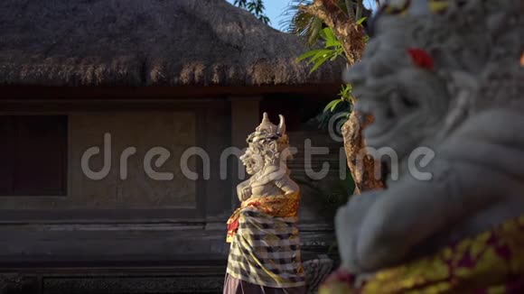 巴厘岛乌布德村普里萨伦皇家宫殿内的石像慢镜头旅费视频的预览图