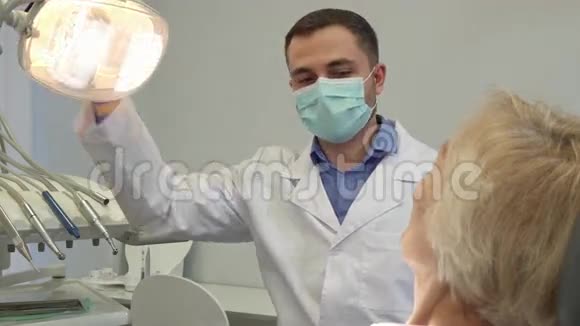 牙医开始检查女性病人视频的预览图