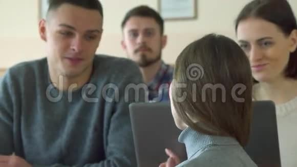 女学生和她的男同学谈话视频的预览图