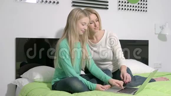 母女俩在卧室里用手提电脑视频通话视频的预览图