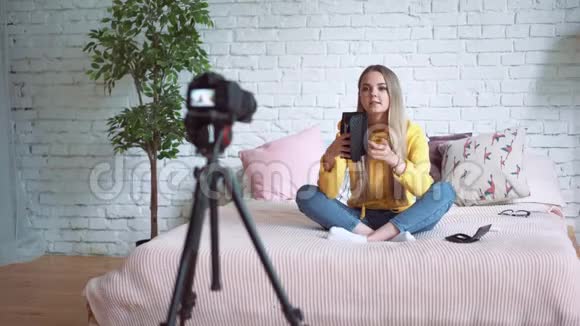 搞笑女博主录制视频女孩美容博主坐在床上给你的博客写视频视频的预览图