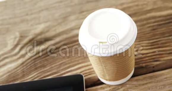 一次性咖啡杯数码平板电脑手机木板信用卡视频的预览图