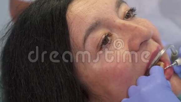 女人会得到很深的牙齿清洁视频的预览图