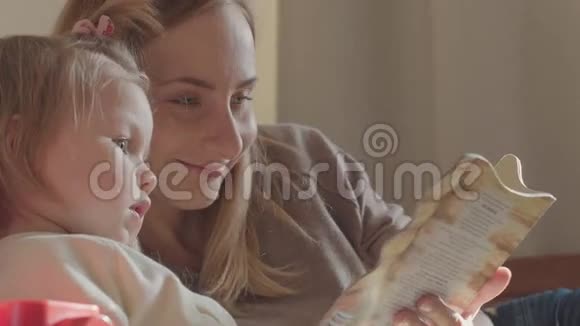 笑着母女俩一起在客厅看书视频的预览图