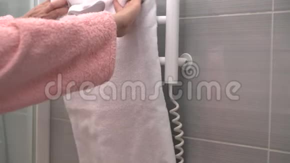 女人在浴室里挂一条白毛巾视频的预览图