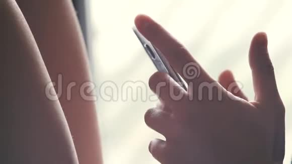 性感女孩手里的智能手机视频的预览图