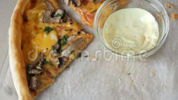许多匹萨都有不同的馅料橄榄鸡肉蘑菇奶酪培根腊肠蔬菜旁边的酱汁视频的预览图