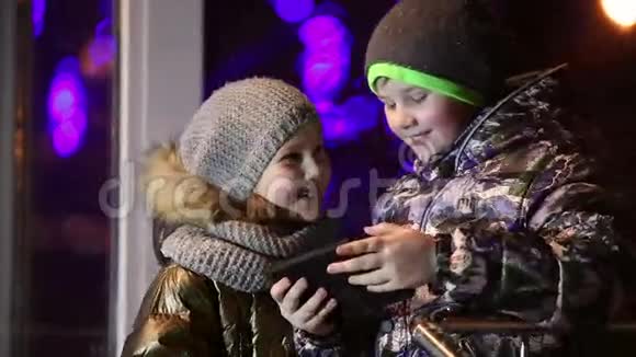 一个年轻的男孩和女孩自拍视频的预览图
