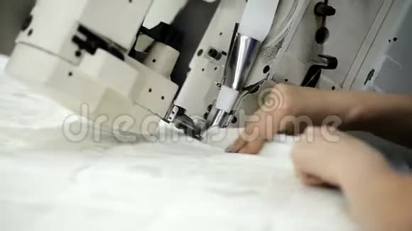 工厂内工人在床垫上缝布视频的预览图