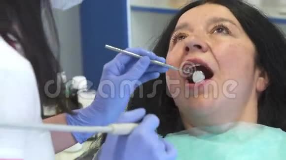 牙科保健员为病人提供牙根计划视频的预览图