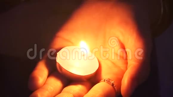 在人的手中燃烧蜡烛视频的预览图
