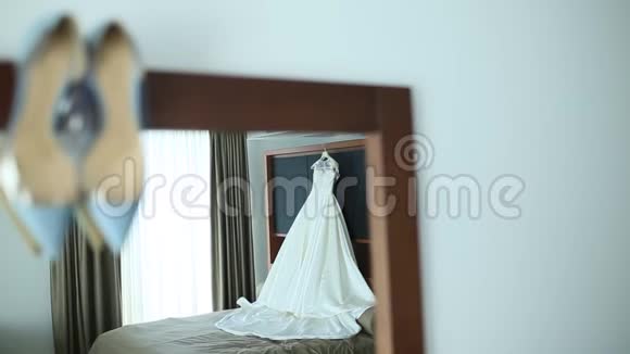 新娘衣服挂在公寓里视频的预览图