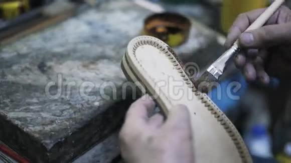莺画人的鞋底视频的预览图