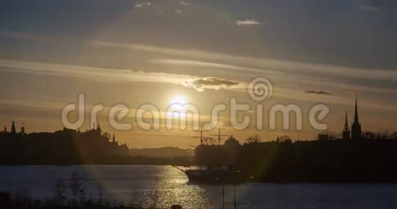 瑞典斯德哥尔摩市水下日落时分视频的预览图
