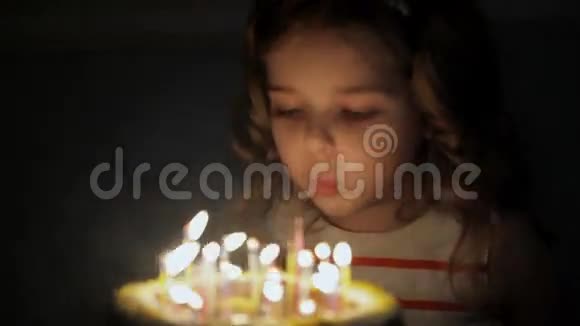 一个年轻女孩吹灭生日蜡烛视频的预览图