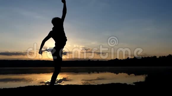 夕阳西下年轻人在湖岸跳迪斯科视频的预览图