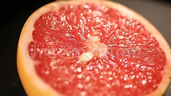 美味的葡萄柚可在健康菜单中榨取新鲜果汁柑橘类水果视频的预览图