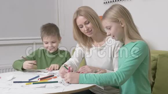 快乐的家庭或母亲与可爱的孩子画彩色铅笔视频的预览图