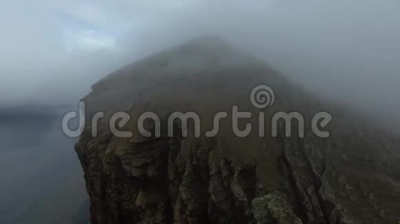 岩石的顶部笼罩在薄雾中安德列夫视频的预览图