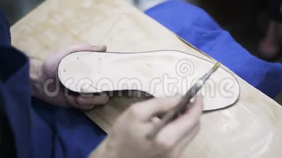 鞋匠在女鞋底上涂胶的俯视图视频的预览图