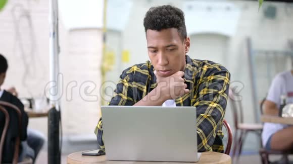 思考非洲年轻人头脑风暴和工作笔记本电脑视频的预览图