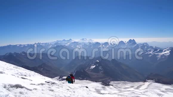 几个爬坡者来到高加索山脉的埃尔布勒斯峰顶雪峰视频的预览图