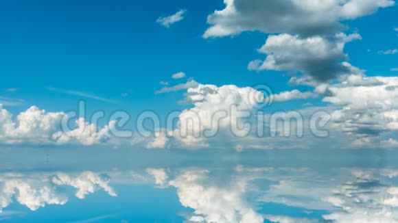 未来主义背景包括时间流逝剪辑白色蓬松云在蓝天及其反射视频视频的预览图