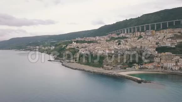 从空中观看比佐在无人机上拍摄视频一架无人机飞越Pizzo俯瞰海湾码头和老城视频的预览图
