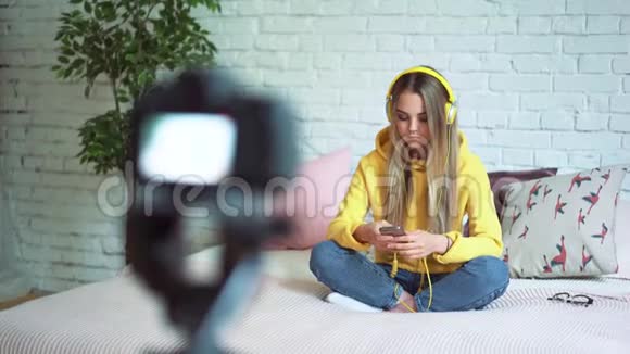 搞笑女博主录制视频女孩美容博主坐在床上给你的博客写视频视频的预览图