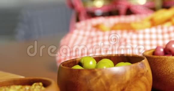 各种水果和蔬菜放在柜台的碗里视频的预览图