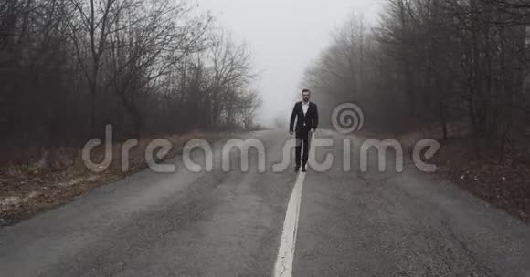 快乐的新郎带着雾在路上好心情和微笑4k视频的预览图