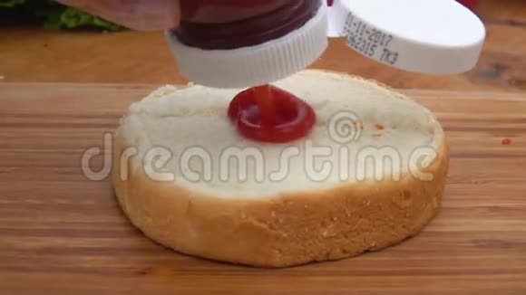 番茄酱挤在吐司面包上视频的预览图